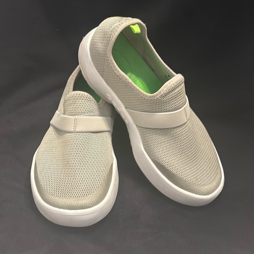 Oofos oomg Low Women's size 7 light grey slip on recovery shoes